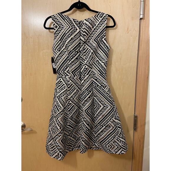 Tahari Arthur S Levine Dress NWT Size 2 Round Neck Sleeveless Geometric A-Line - Picture 6 of 6
